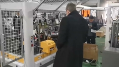 Zwei serbische Kunden besuchten die Fabrik für Mingyuan-Papierbechermaschinen.